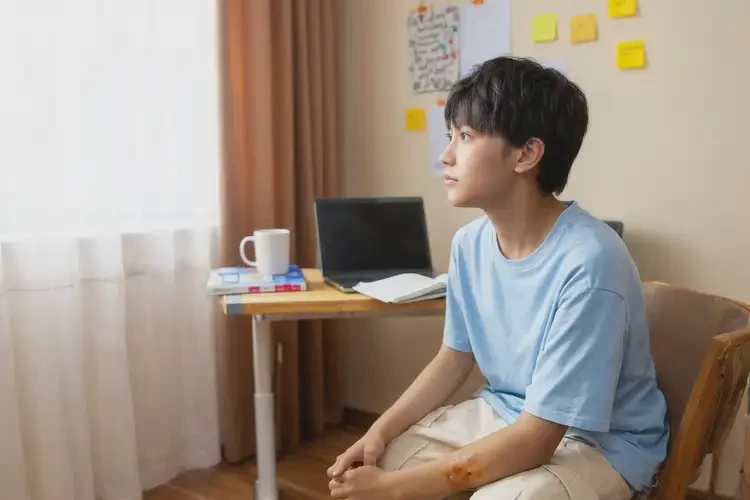 青少年大腿上長(zhǎng)濕疹可不可以徹底自愈(圖1)