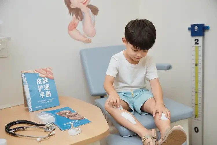 少兒小腿上容易起濕疹不管它會自己好嗎(圖1)