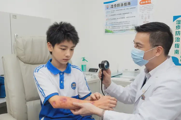 中学生手臂上偶尔起湿疹不管它会自己痊愈吗(图1)