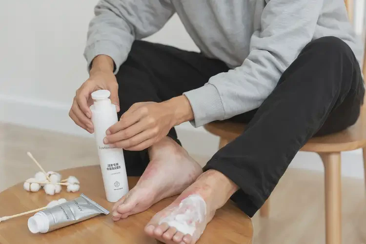 青年人脚上经常起湿疹不管它会自己好吗(图2)