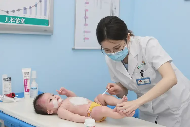 新生兒屁股上長濕疹可以徹底自愈嗎(圖1)