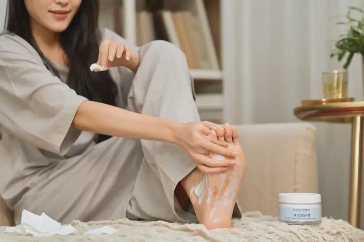 女生脚上偶尔长湿疹能靠自己自愈吗(图2)