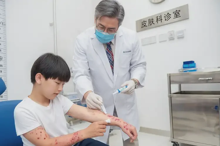 小孩四肢偶爾起濕疹不管它會(huì)自己好嗎(圖1)