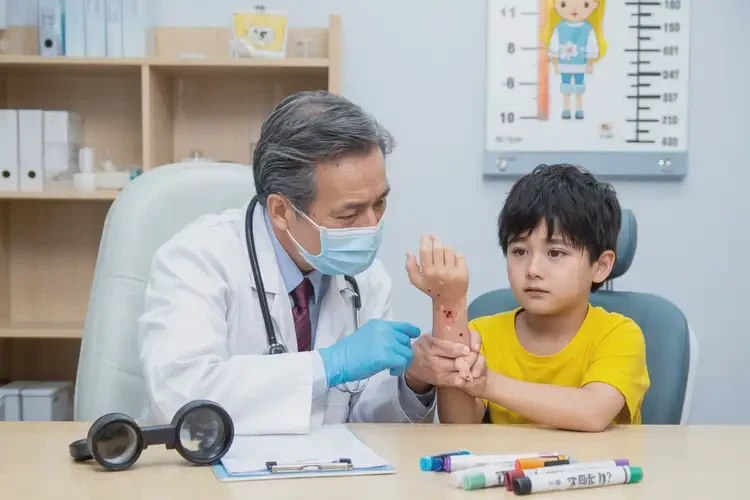 小儿手上经常起湿疹能够彻底治愈吗(图2)