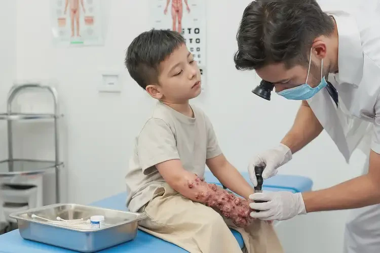 小兒小腿上偶爾起濕疹不管它會自己自愈嗎(圖1)