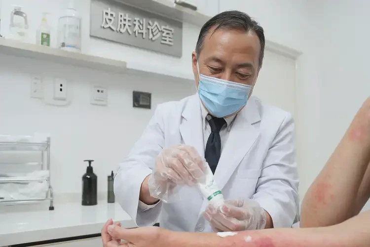 女生手臂上長(zhǎng)濕疹不管它會(huì)自己痊愈嗎(圖3)