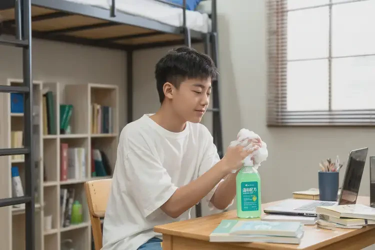 大學(xué)生手上偶爾起濕疹不管它會(huì)自己好嗎(圖1)