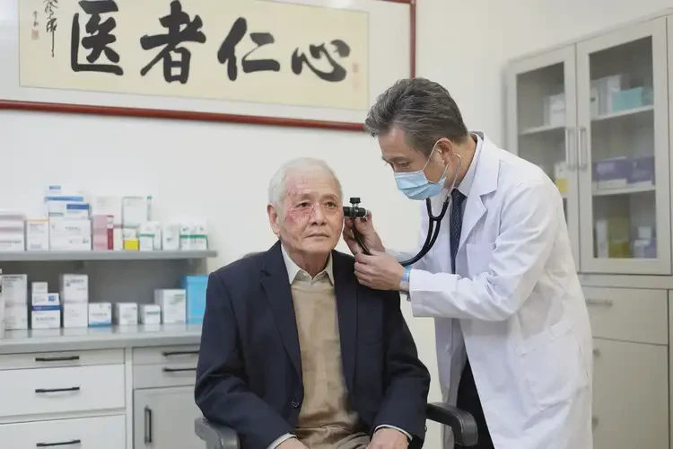 高龄老人脸上偶尔长湿疹不管它会自己好吗(图1)