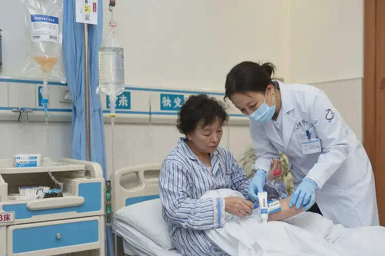 產(chǎn)婦小腿長濕疹能靠自己自愈嗎(圖1)