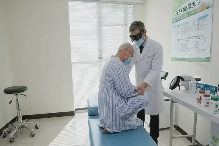 老人肚子出现湿疹可不可以彻底自愈(图2)