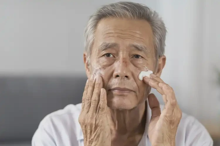 高齡老人臉上容易長(zhǎng)濕疹能徹底自愈嗎(圖2)