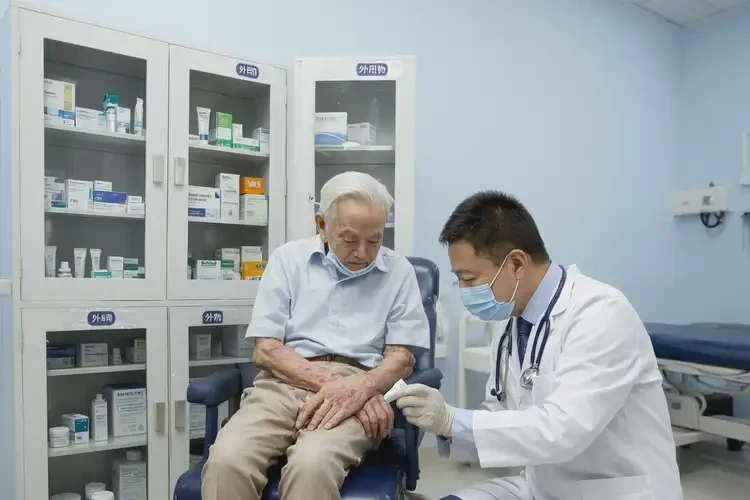 高齡老人小腿偶爾長(zhǎng)濕疹能夠徹底治愈嗎(圖2)