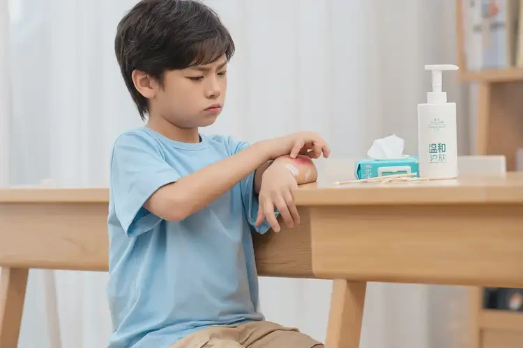 小孩手臂上經(jīng)常長濕疹不管它會自己好嗎(圖2)