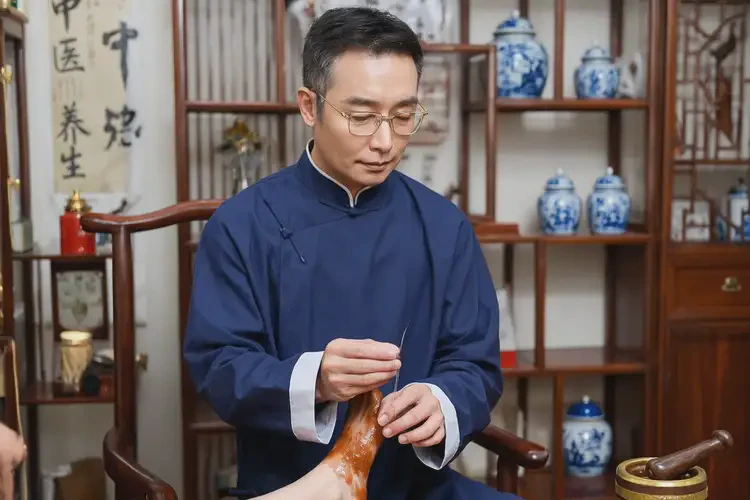 青年人小腿长湿疹不管它会自己自愈吗(图1)