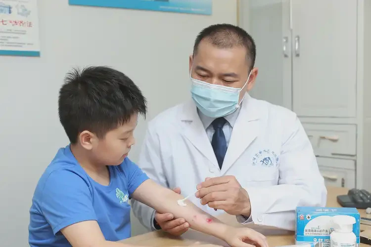 小孩手臂上經(jīng)常長濕疹不管它會自己好嗎(圖3)