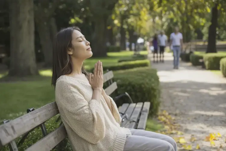 女性大腿上偶爾起濕疹不管它會(huì)自己好嗎(圖1)