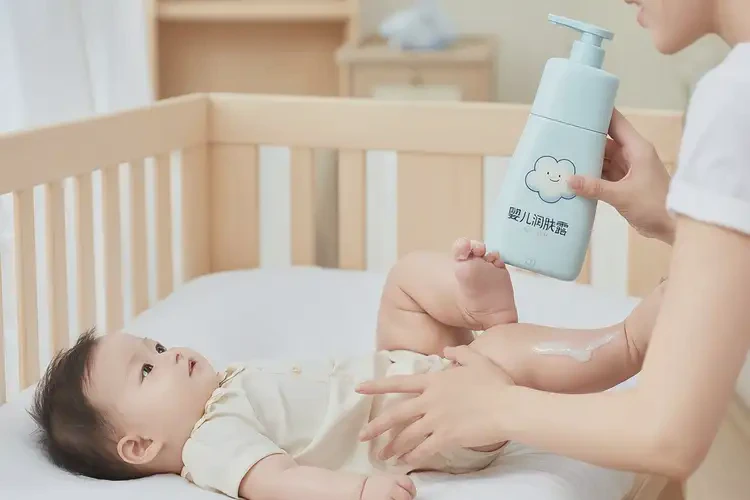 寶寶小腿容易長(zhǎng)濕疹不管它會(huì)自己痊愈嗎(圖1)