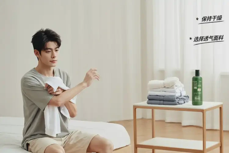 青年人屁股上容易起濕疹不管它會(huì)自己好嗎(圖1)