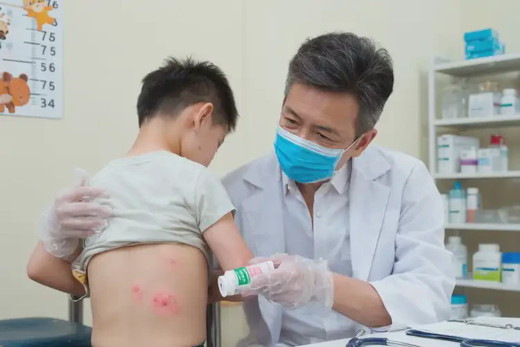 小兒肚子上偶爾起濕疹不管它會(huì)自己好嗎(圖3)