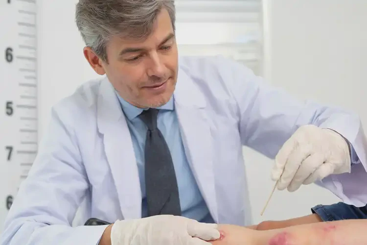 兒童大腿上出現(xiàn)濕疹不管它會自己痊愈嗎(圖3)