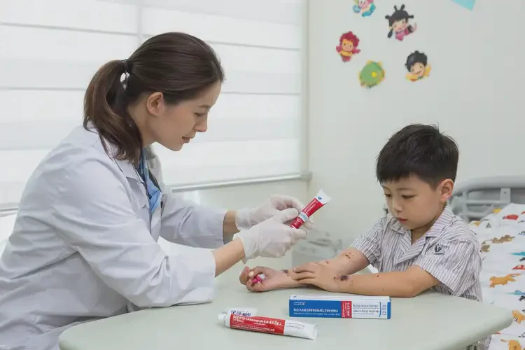 小兒手臂上容易起濕疹能夠徹底治愈嗎(圖3)