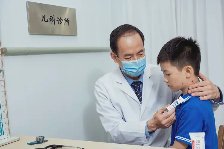 兒童脖子上偶爾起濕疹可以徹底自愈嗎(圖3)