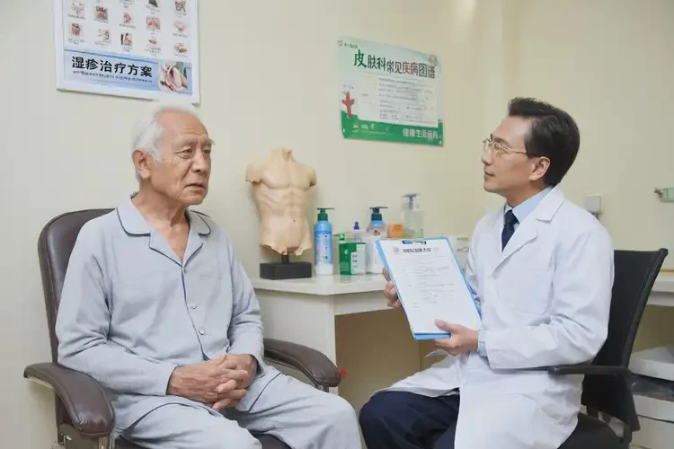 高齡老人四肢偶爾起濕疹不管它會(huì)自己痊愈嗎(圖1)