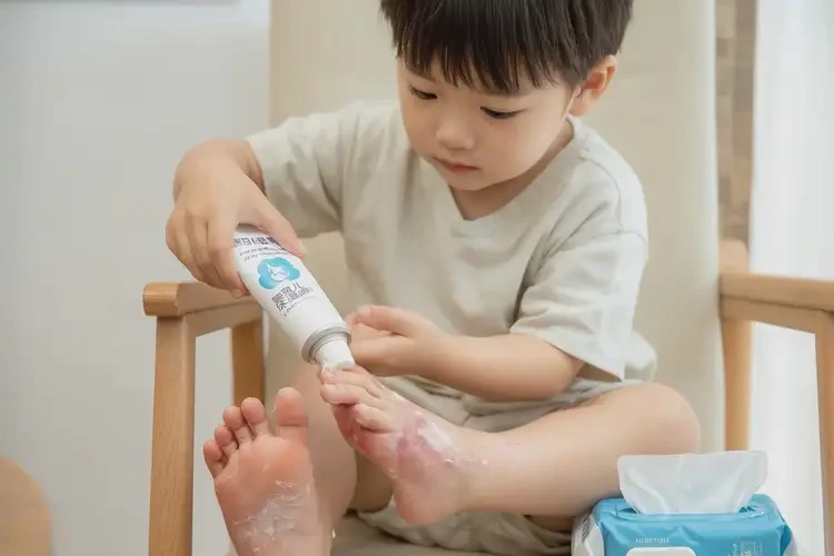 少兒腳上經(jīng)常長濕疹不管它會自己好嗎(圖1)