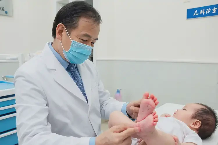 新生兒腳上有濕疹不管它會自己好嗎(圖1)