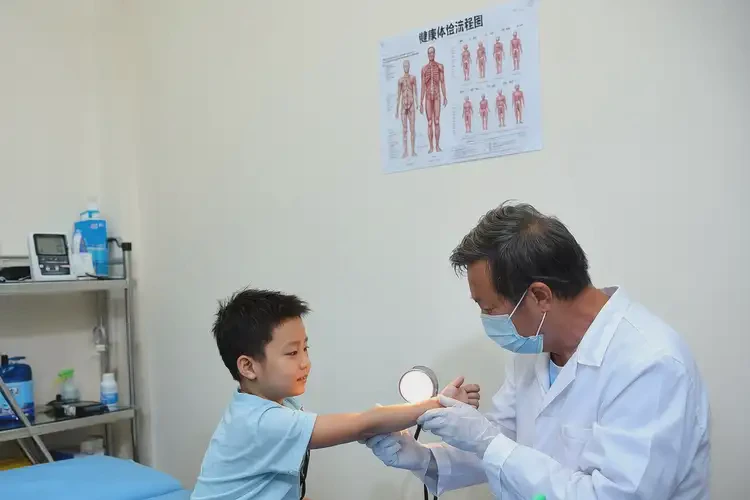 孩子手臂偶爾長濕疹不管它會自己自愈嗎(圖1)