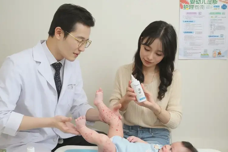 婴幼儿脖子偶尔起湿疹能彻底自愈吗(图1)