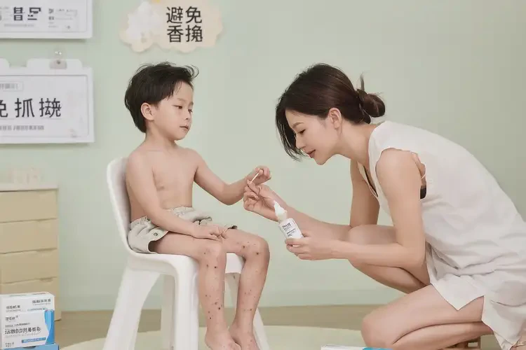 兒童腳上偶爾長(zhǎng)濕疹不管它會(huì)自己自愈嗎(圖1)