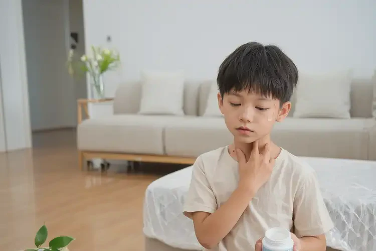 少兒脖子上長(zhǎng)濕疹能夠徹底治愈嗎(圖1)