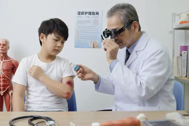 青少年手臂上容易起濕疹不管它會自己好嗎(圖1)