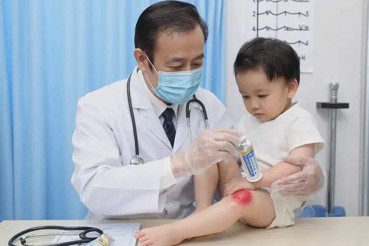 幼儿小腿上容易长湿疹不管它会自己好吗(图3)