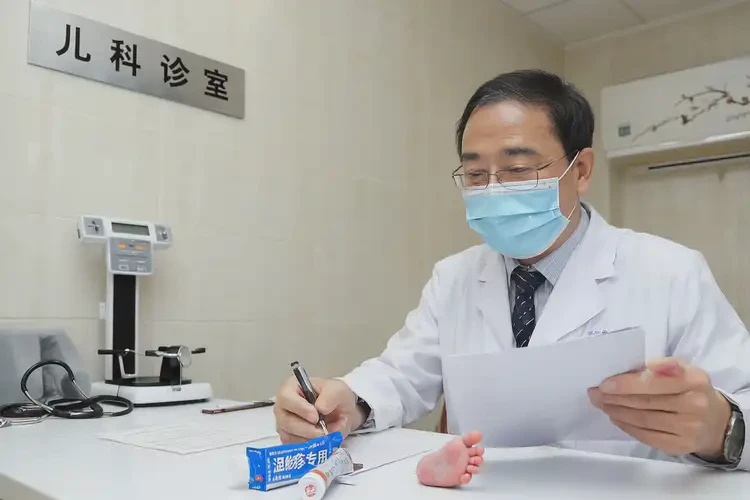 新生兒腳上有濕疹不管它會(huì)自己痊愈嗎(圖2)