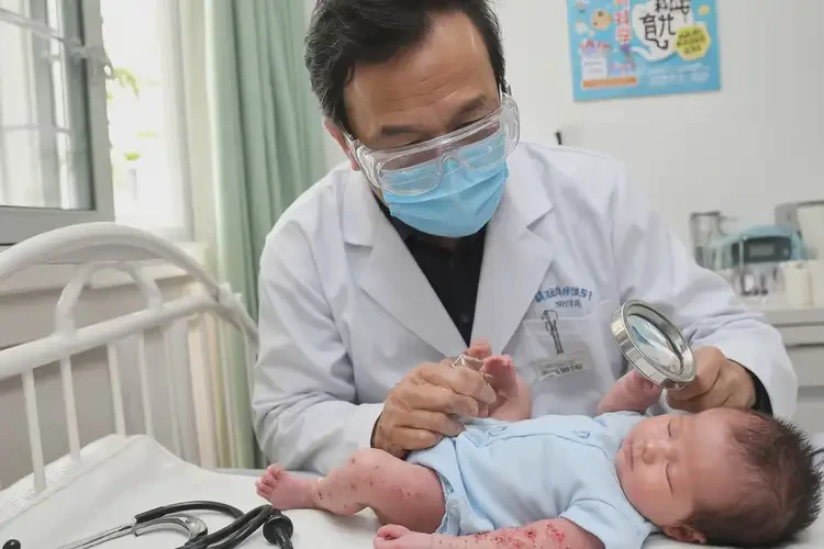 新生儿手臂上偶尔起湿疹可以彻底自愈吗(图2)