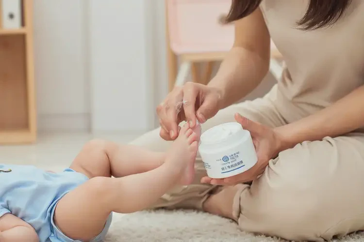嬰兒腳上偶爾起濕疹可以徹底自愈嗎(圖3)