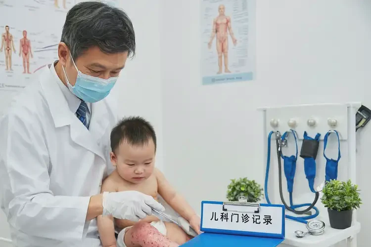 嬰幼兒小腿上偶爾起濕疹能夠徹底治愈嗎(圖2)