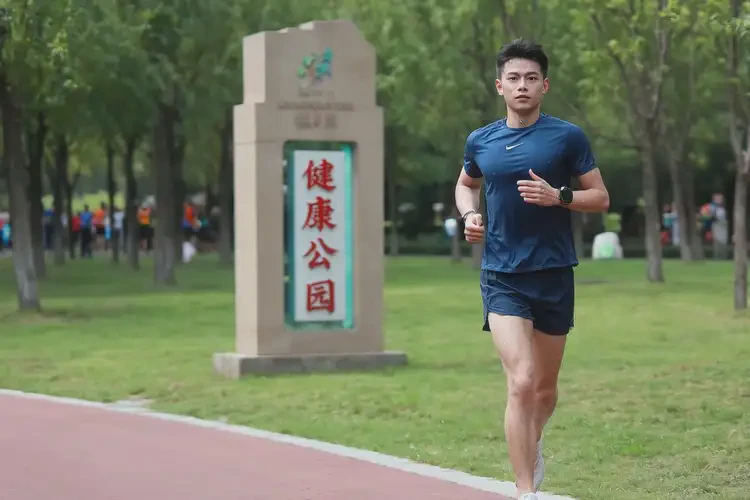 青年人小腿容易長濕疹能夠徹底治愈嗎(圖1)