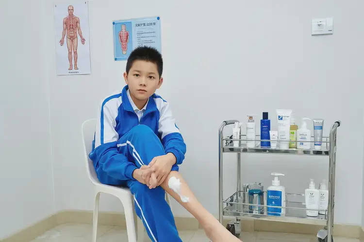 中學(xué)生小腿上容易起濕疹不管它會自己自愈嗎(圖2)