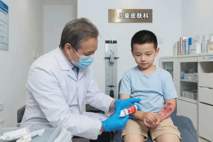 小孩手上出现湿疹可不可以彻底自愈(图1)