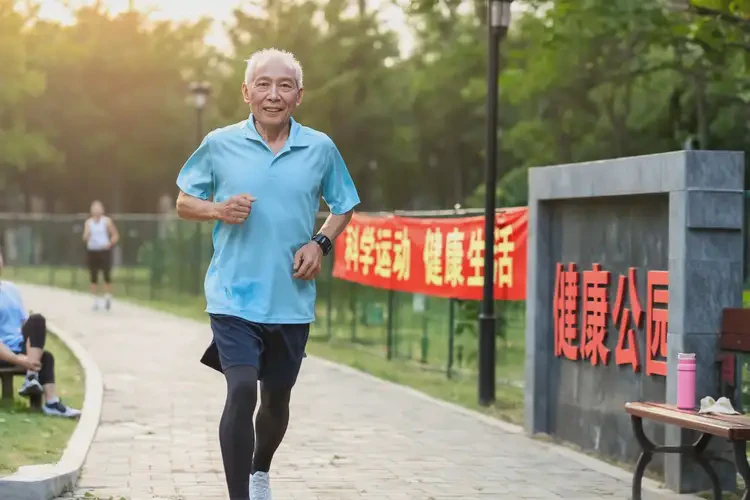 老年人四肢容易长湿疹能彻底自愈吗(图1)