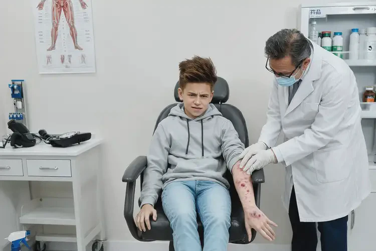 大学生大腿起湿疹不管它会自己痊愈吗(图3)