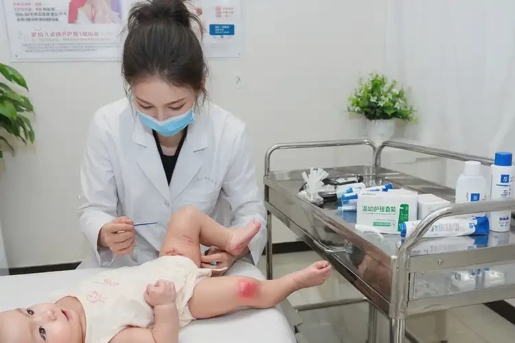 寶寶大腿上出現(xiàn)濕疹可以徹底自愈嗎(圖1)