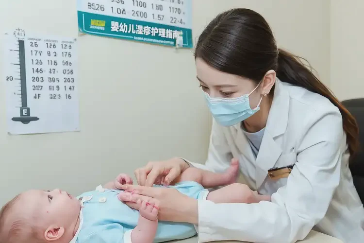 嬰幼兒脖子出濕疹能徹底自愈嗎(圖1)