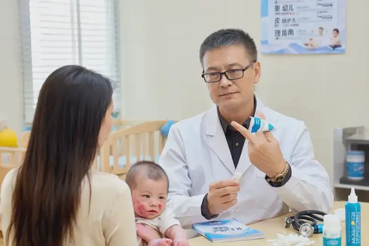 新生兒身上長濕疹可以徹底自愈嗎(圖2)