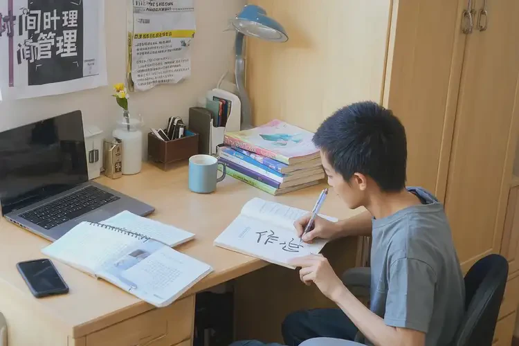 大學(xué)生手臂經(jīng)常起濕疹能夠徹底治愈嗎(圖1)