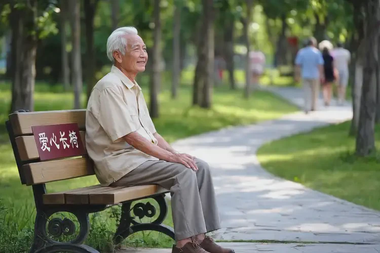 老人小腿容易長(zhǎng)濕疹可不可以根治(圖2)