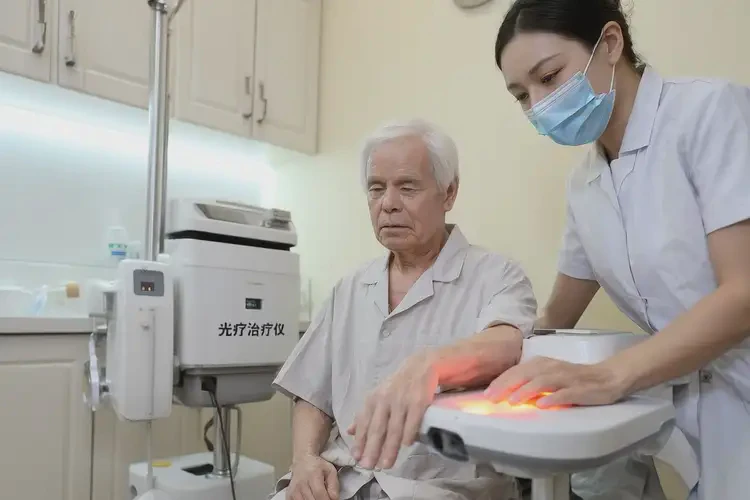 老年人手上出現(xiàn)濕疹不管它會(huì)自己好嗎(圖1)